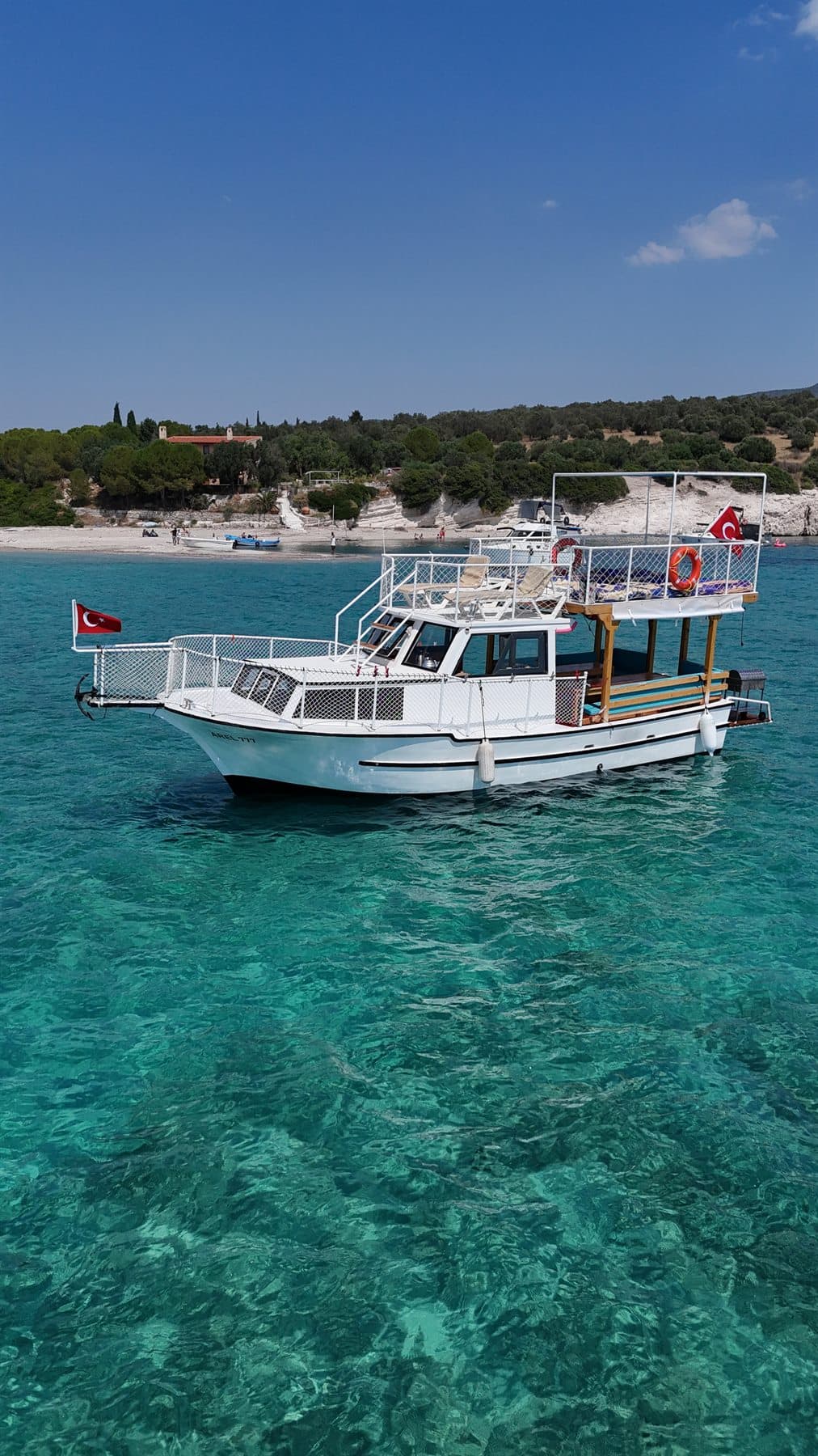 Arel 777 berrak denizde yakın tekne görünümü